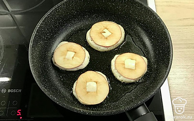 Оладьи жарить на хорошо разогретой сковороде, на растительном масле, выкладывая порцию теста, сверху выкладывая по яблочному кружку. 