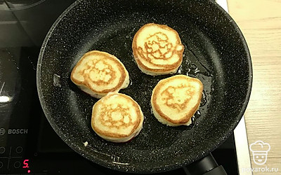 Жарить до румяности на небольшом огне с обеих сторон. 