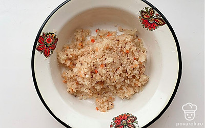 Квашеную капусту отжать. Если крупная, порубить или порезать.