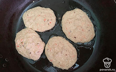 Выкладывать ложкой на раскалённую сковороду с небольшим количеством растительного масла. Обжаривать оладьи с обеих сторон до золотистого цвета.