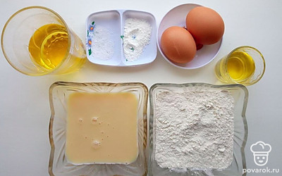 Положите яйца в тарелку, масло налейте в стаканы, приготовьте стакан муки и ложку разрыхлителя. Соль насыпьте в отельную тарелку.