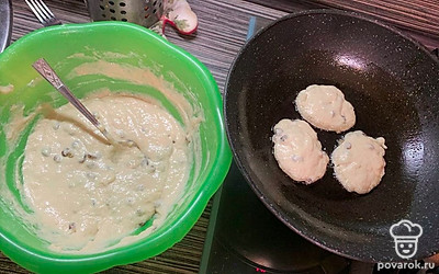 Столовой ложкой выкладывайте получившееся тесто на сковороду.