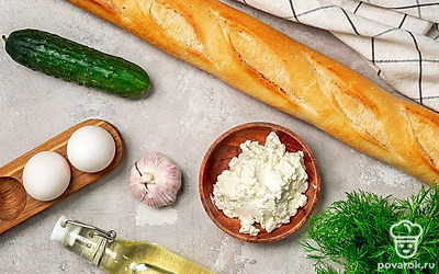 Зубчик чеснока почистите, помойте и измельчите. Огурец помойте и нарежьте ломтиками. Укроп помойте, обсушите. Оставьте одну веточку для украшения, остальные мелко нарежьте. Отварите яйца вкрутую, остудите и очистите от скорлупы.