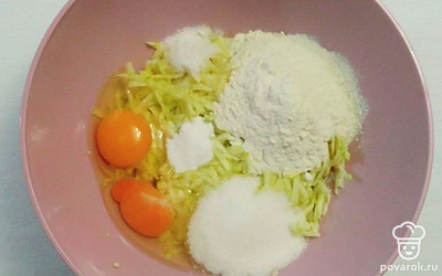 Промойте кабачок под проточной водой, после чего очистите его от кожицы, затем натрите его на терке. Берете тару, где натертый кабачок и помещаете туда яйцо, муку, сахар, соль, соду. Тесто сбиваете до густоты, после чего добавьте для нежного вкуса оливковое масло.