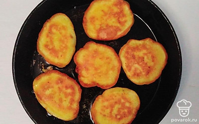 Нагрейте сковороду, смажьте ее дно растительным маслом. Массу берете ложкой и выкладываете на раскаленную сковороду. Обжаривайте с двух сторон равномерно. После того как увидите, что оладушек готов, переложите его на тарелочку.