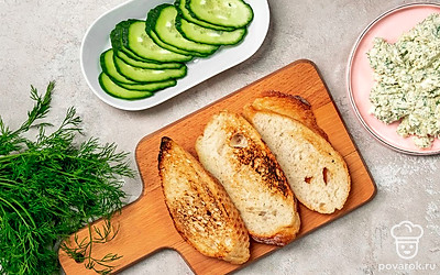 Поджарьте багет. Багет нарежьте ломтиками. Сковороду поставьте на огонь, налейте масло и поджарьте ломтики багета на раскаленной сковороде с двух сторон до румяной корочки.