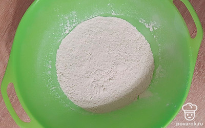 В чаше смешать муку с яичным порошком и сахзамом.
