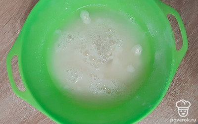 Налить в чашу горячую воду.