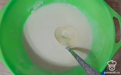 Добавить в чашу подсолнечное масло и ещё раз тщательно перемешать.
