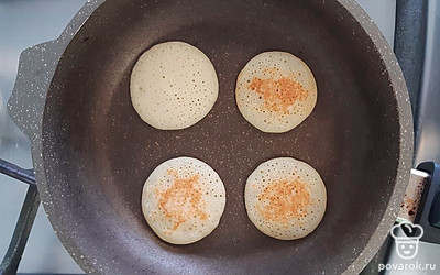Жарить оладушки на сухой сковороде на среднем огне по 3-4 минуты с каждой стороны. 