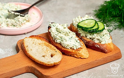 Соберите багет с огурцами. Возьмите каждый кусочек багета и смажьте яично-сырной смесью. Сверху положите ломтик огурца.