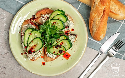 Перед подачей багеты украсьте веточкой укропа.