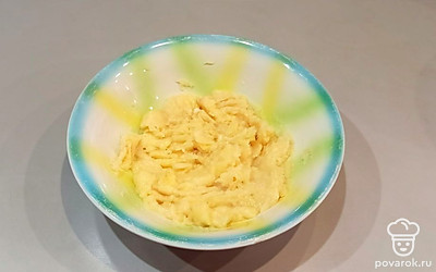 Моём, чисто и разминаем вилкой банан.