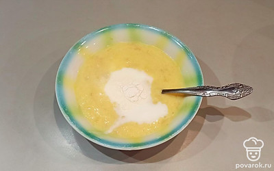 Вливаем кефир и разрыхлитель - перемешиваем.