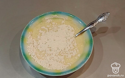 Добавляем муки (возможно потребуется больше или меньше, зависит от жирности кефира) хорошо перемешиваем.