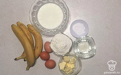 Достаньте все ингредиенты из холодильника, что бы были комнатной температуры. Распределите все ингредиенты уже в отмеренных граммах. Очистите бананы.