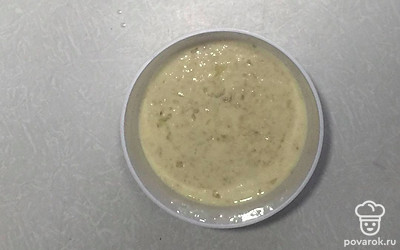 Бананы мелко нарежьте и измельчите в блендере. Налейте к нему яйца, молоко и перемешайте тщательно. Растопите сливочное масло.