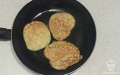 Скороду смажьте маслом и налейте немного теста, делая оладушек и жарьте их с обеих сторон, чтобы не осталось внутри жидкого теста. После жарки переместите их на тарелку.