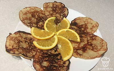 Положите оладьи на красивую плоскую тарелку и нарежьте лимон.