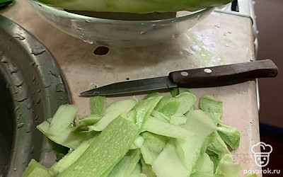 Очистить кабачки от кожуры. 