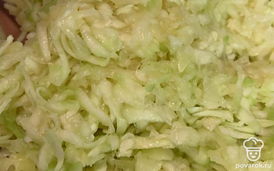 Натереть на тёрке кабачки посолить и ждать 20 минут пока из кабачков выйдет вся вода потом убрать эту воду посредством сита. 