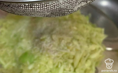 Потом просеять муку к кабачкам. 