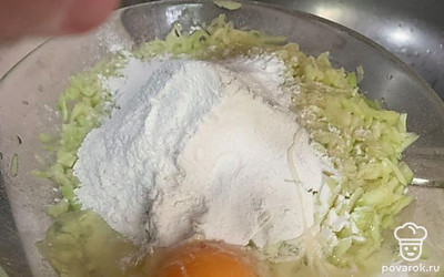 Разбить 1 яйцо.