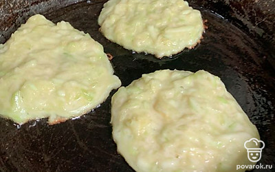 Жарить с обоих сторон по 5 минут. 