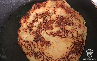 Обжаривать под крышкой 2 минуты. 