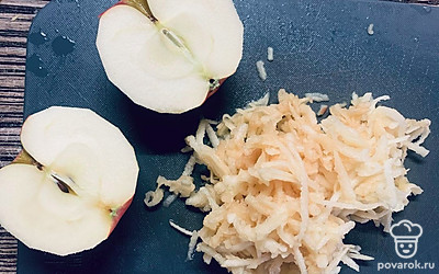 Яблоки натрите на крупной терке, отожмите лишний сок.