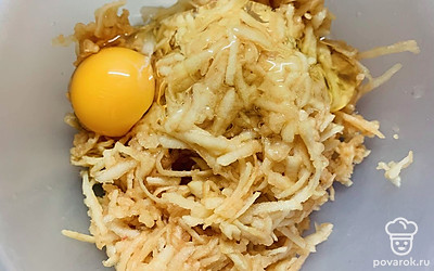 Выложите натертые яблоки в миску и добавьте у ним яйцо и соль.