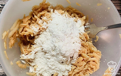 Добавьте муку, можно не просеивать.