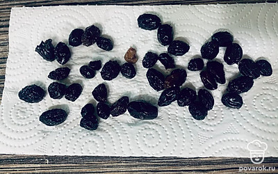 Заранее промойте изюм и замочите на 5 минут в кипятке. Затем просушите бумажным полотенцем. 