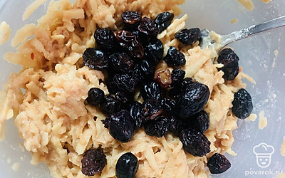 Добавьте изюм в тесто и перемешайте до однородности.