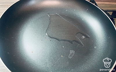 На сковороду добавьте кокосовое масло и разогрейте.