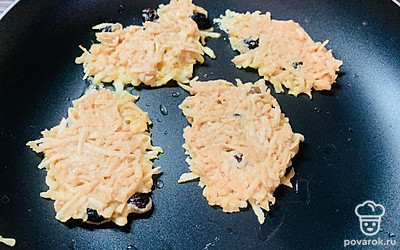 Ложкой выкладывайте тесто на сковороду и обжаривайте с каждой стороны до румяной корочки.