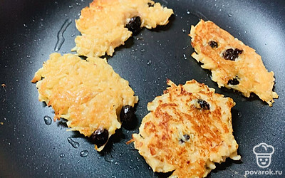 Аккуратно переворачивайте оладьи, чтобы они не разваливались.