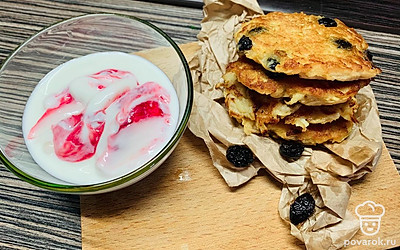 Подавайте теплыми, с изюмом и подтаявшим промбиром с добавленным в него клубничным джемом. Приятного аппетита! 