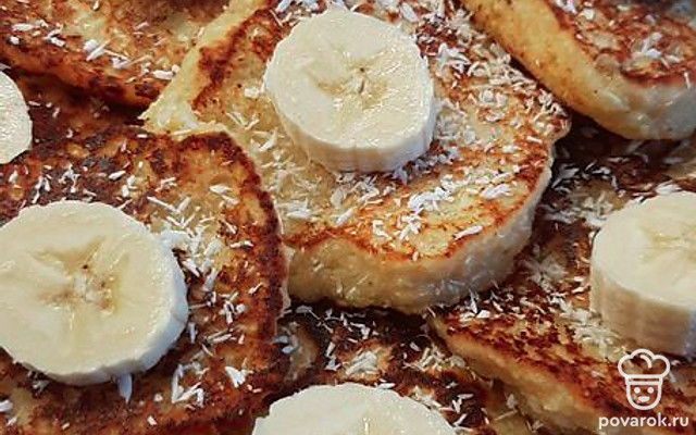Творожные оладьи с бананом и кокосовой стружкой — Рецепт с фото
