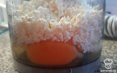 Именно такими слоями загружаем блендер: яйца, банан, творог.