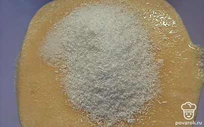 Переливаем получившуюся массу в удобную тарелку, добавляем туда сколько угодно кокосовой стружки и сахар. Перемешиваем хорошо!