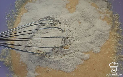 Добавляем рисовую муку. 4 столовые ложки, или кому как больше нравится, меньше муки-нежнее оладьи. Я люблю в меру мягкие.