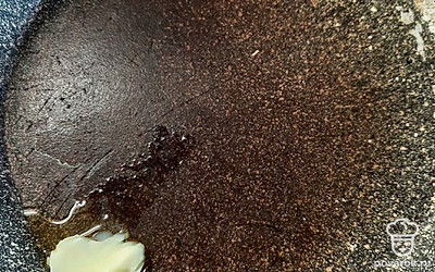 Разогреваем сковороду и кладём топлёное сливочное масло. 