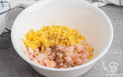 Смешайте вместе в отдельной миске ингредиенты для начинки,: креветки и яичный желток. Посолите и поперчите, добавьте лимон.