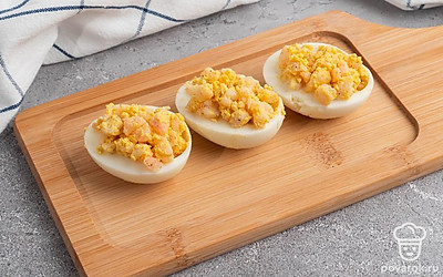 Распределите начинку в яичный белок красивым ровным слоем.