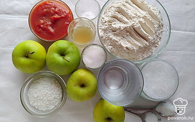 Промойте под проточной водой яблоки, а все ингредиенты пересыпьте в отдельные емкости и переложите их на рабочую поверхность, чтобы ничего не забыть во время готовки.