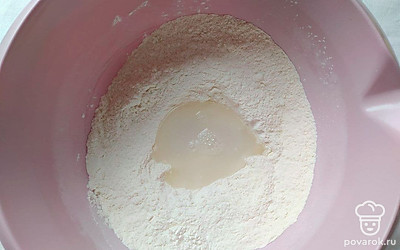 Просейте муку и к ней добавьте все сухие ингредиенты, кроме соды. Перемешайте, добавьте воды, взбейте венчиком до однородности. В соду добавьте уксус и постоянно помешивайте. Пока смесь шипит, вылейте ее в тесто.