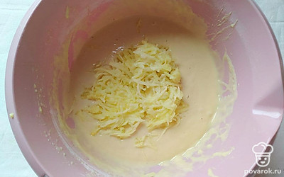 Промытые яблоки очистите от кожуры, натрите их на крупной терке и добавьте в тесто. Полученную массу перемешайте и оставьте отдыхать приблизительно на 20 минут.