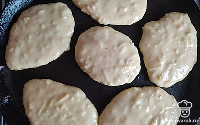 Смажьте сковороду кокосовым масло, поставьте ее разогреваться на средний огонь. При помощи столовой ложки сформируйте оладьи и обжаривайте их по несколько минут с каждой стороны.