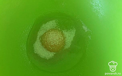 Яйцо смешиваем с сахаром и солью, хорошо сбиваем. 